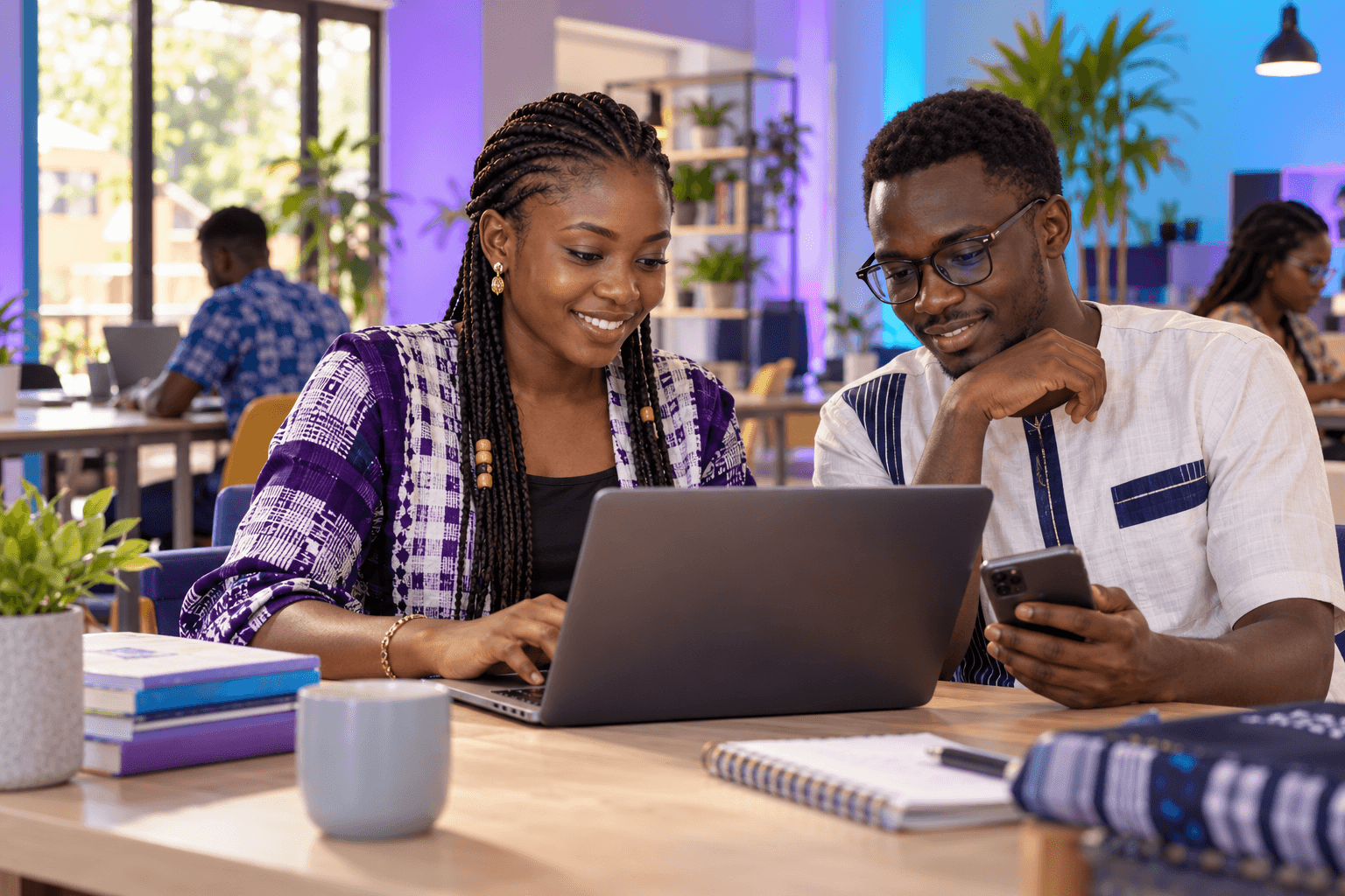 Deux apprenants burkinabè découvrent les outils d'intelligence artificielle sur un ordinateur.