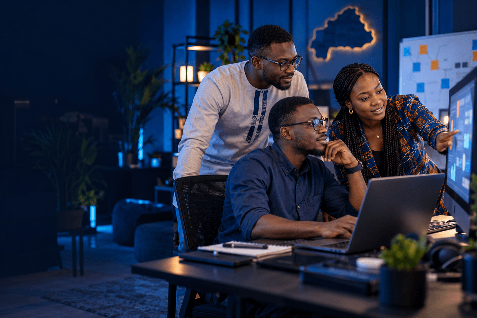 Une équipe numérique burkinabè collabore autour d'une solution digitale.